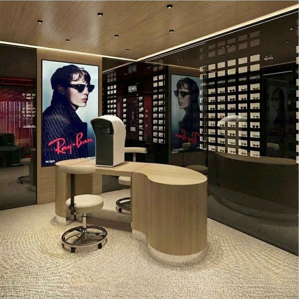 Servicio de grabado disponible en la tienda Ray-Ban de Kioto