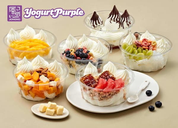 Helado de yogur cubierto con frutas frescas