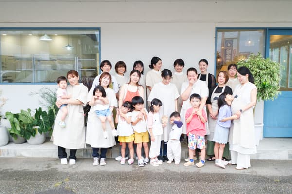 La mayoría de los miembros del personal son madres que crían hijos