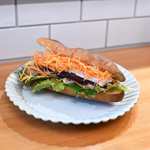 烤雞配自製蔓越莓醬和切達起司融化