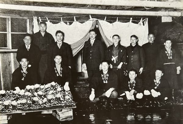 A scene from the 1932 imperial offering of Echizen crab. Multiple crabs with only legs and bodies (presumably the offered portions) can be seen in the lower left = Collection of Daimaru Suisan