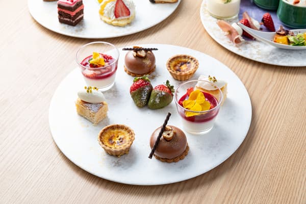 Una mezcla bien equilibrada de postres y salados en el soporte de tres niveles