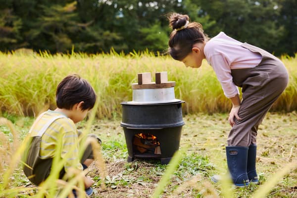 Cocina de arroz en hagama donde los participantes pueden experimentar el ajuste del fuego