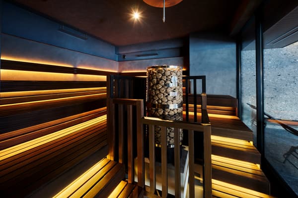 Gran sauna finlandesa con capacidad para 20 personas