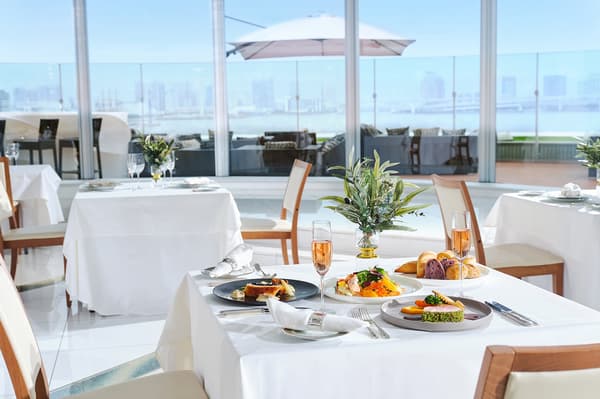 바다와 하늘이 내려다보이는 넓은 식당