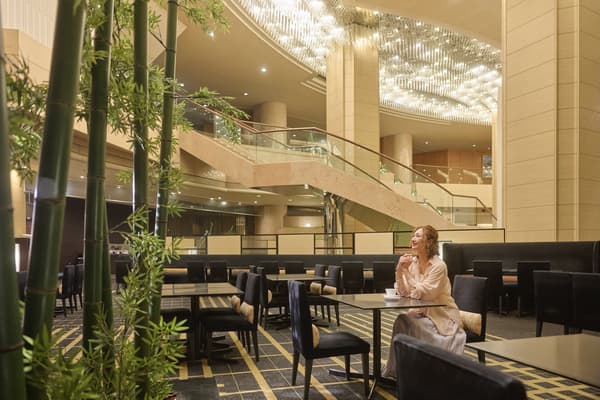 挑高中庭天花板映衬下的开放式Cascade Lounge