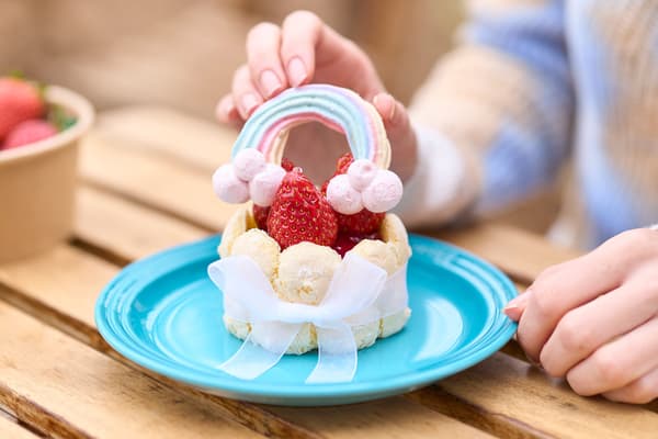 Invernadero de recolección de fresas con decoraciones de arcoíris