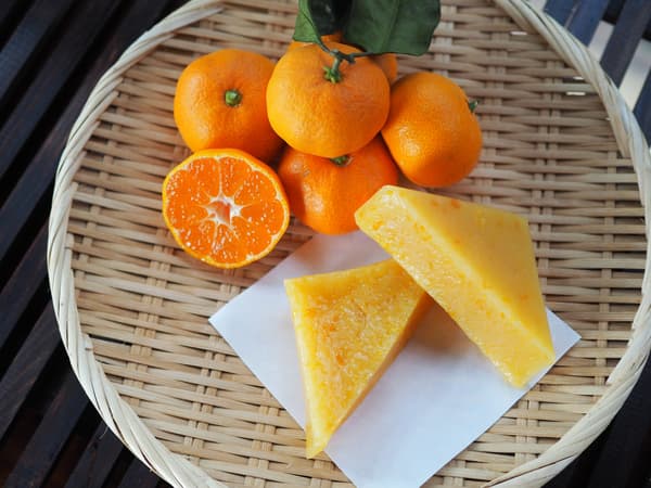 Sección transversal de Mikan Uiro que muestra la textura y la piel confitada