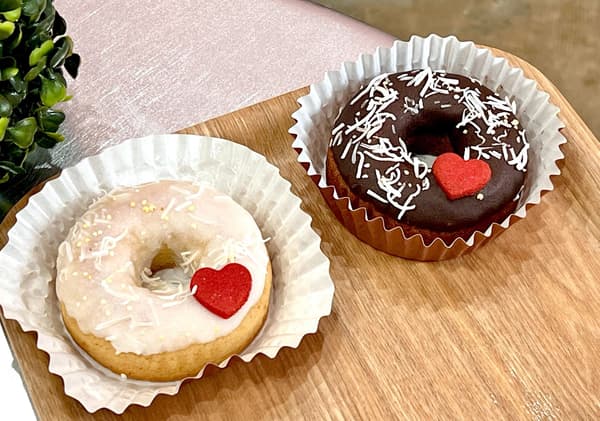 발렌타인 선물로 딱! 이터널 하트 도넛 (2종류: 코코넛/초콜릿) 520엔, 세금 포함