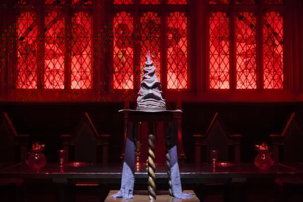 분류 의식을 위해 떠다니는 촛불로 설정된 연회장