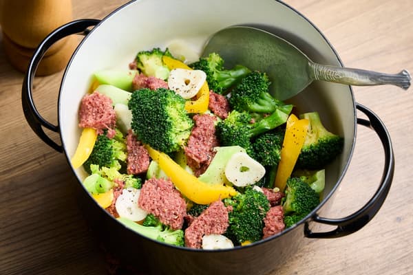 เนื้อวัวเค็มและบรอกโคลีอบไอน้ำเบียร์
