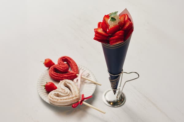 푸드 트럭 샘플 제품 - 왼쪽: 딸기가 들어간 하트 모양 쌀가루 츄러스 (Blue Cocina) 오른쪽: 프리미엄 딸기 크레페 (39Café)