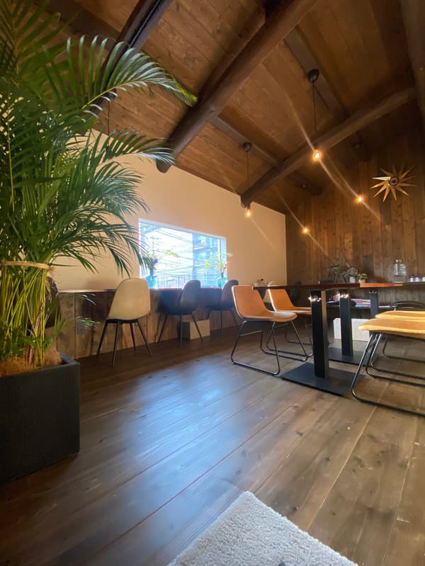 Area tempat duduk lantai dua yang populer, dengan kursi sofa untuk keluarga dan grup, dan kursi konter untuk pengunjung solo dan pelancong bisnis