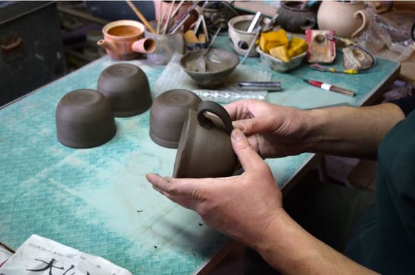 工匠的手小心地塑造每一件作品,传承悠久的传统