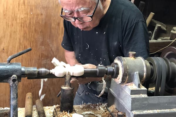 Se utilizan diferentes cuchillas para diferentes secciones, completando la kokeshi en un solo proceso