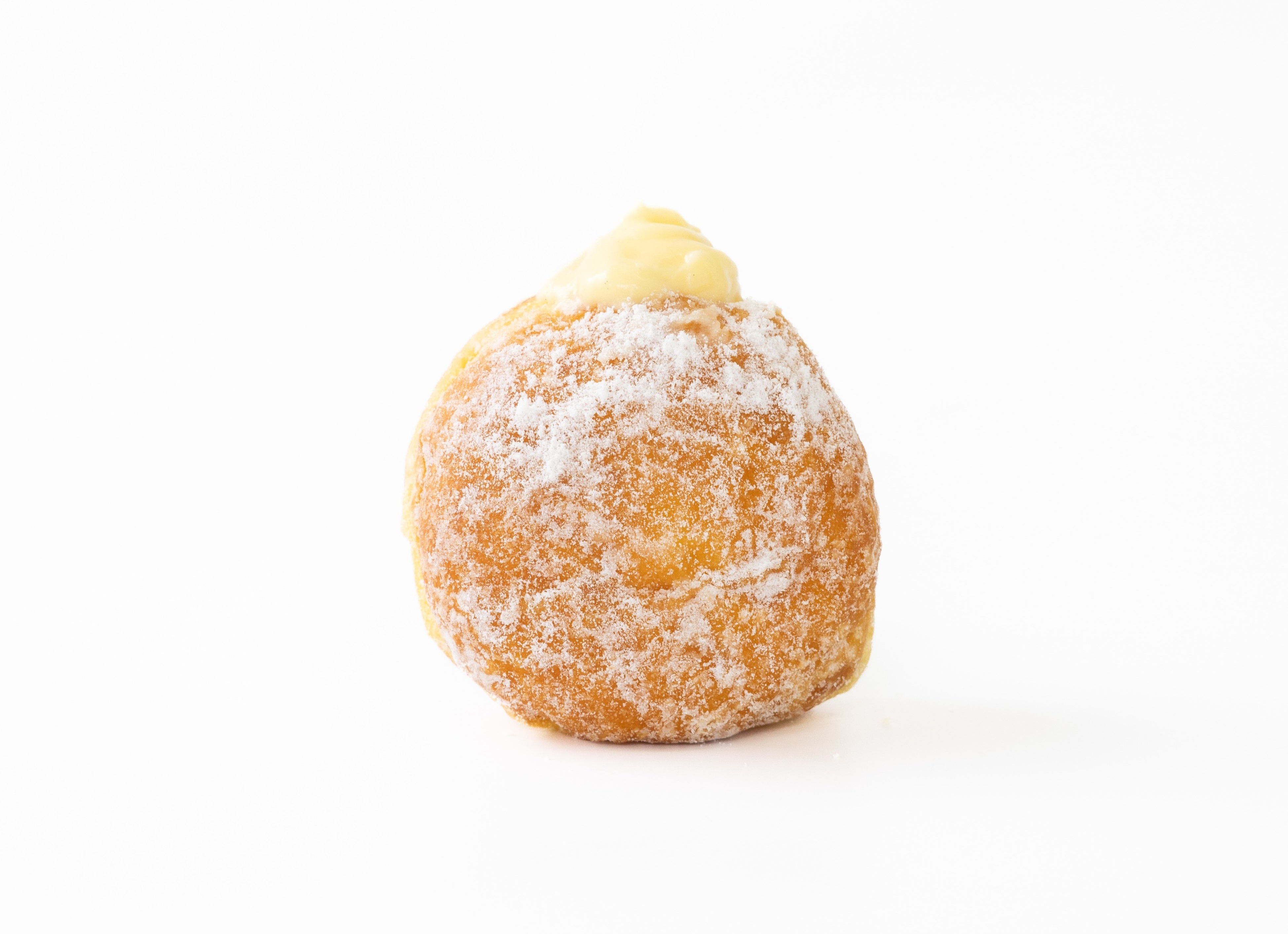 Nama Malasada Custard - 330 yen: A donut featuring nama malasada dough generously filled with egg-rich custard. Simply finished with custard made from eggs and Hokkaido milk combined with melt-in-your-mouth fluffy dough.
