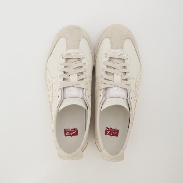 Detail of the footbed with red accent color