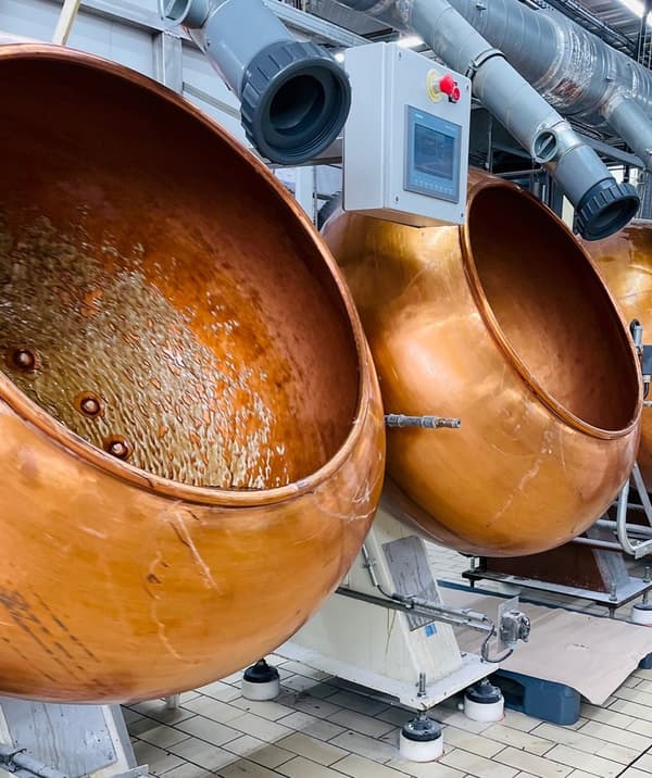 Método tradicional de tostado en olla de cobre