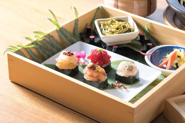 Sushi canapé de tamaño bocado visualmente impresionante