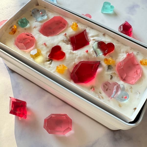 การเปิดกระป๋องดั้งเดิมเผยให้เห็นโคฮาคุโตะที่ตัดใหม่ส่องประกายเหมือนอัญมณีบนพื้นผิว