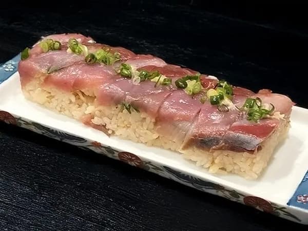 Oshi-zushi: Sushi yang dipres yang menangkap esensi dari setiap bahan dalam gaya Kansai