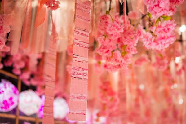 Nanbu sakiori que expresa cerezos llorones en plena floración