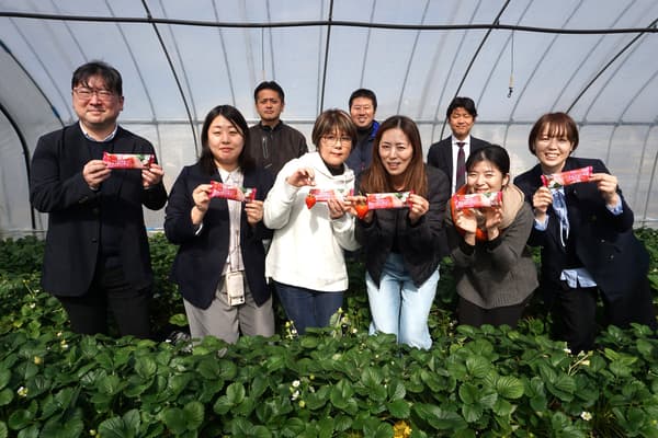 Farmers, JA Zen-Noh, and FamilyMart staff
