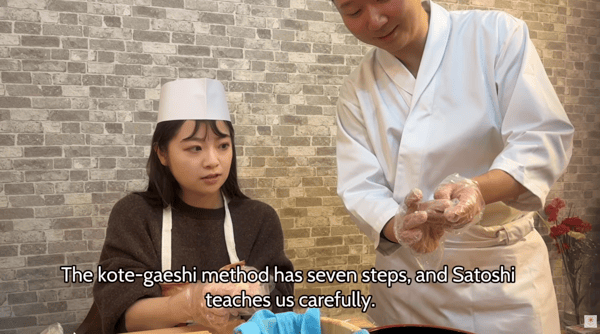 Satoshi mendemonstrasikan teknik kotegaeshi