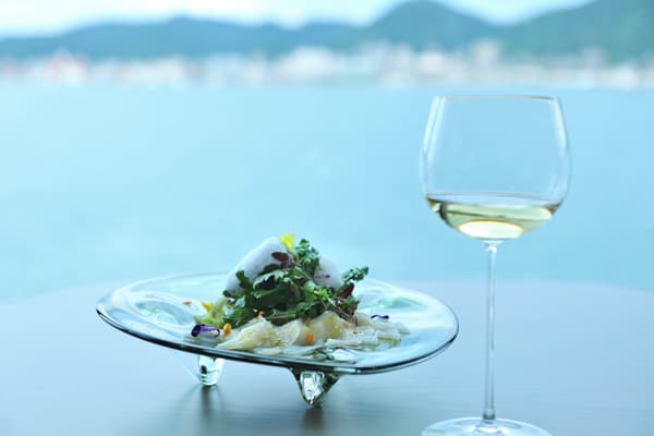 전채: 감귤 폼을 곁들인 복어 카르파초