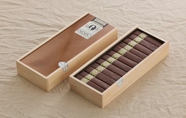 The Premium Bitter Caramel Bar detail