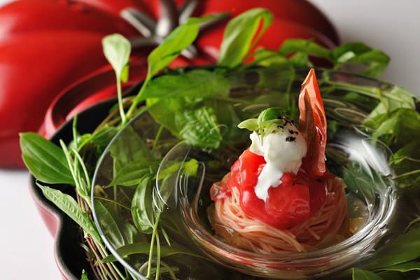 파스타: 토마토와 부라타를 곁들인 차가운 카펠리니