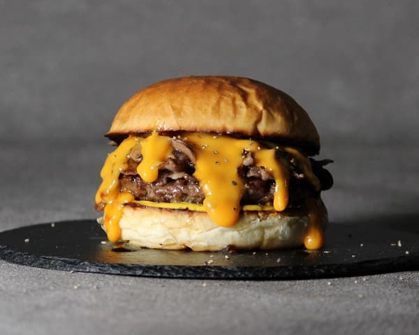 札幌“ESSEN SAPPORO”– 北海道牛肉和十胜奶酪双层牛排汉堡（第一轮，四日市限定），1,350日元