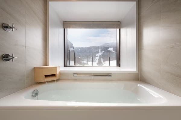 Baño con vista a aguas termales naturales en Premium Studio Suite View