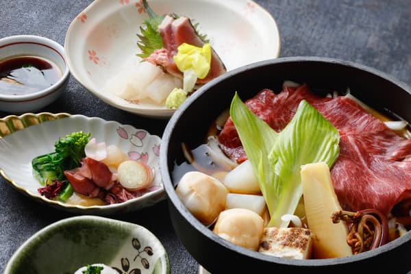 Sukiyaki de carne de Omi con verduras de montaña de temporada