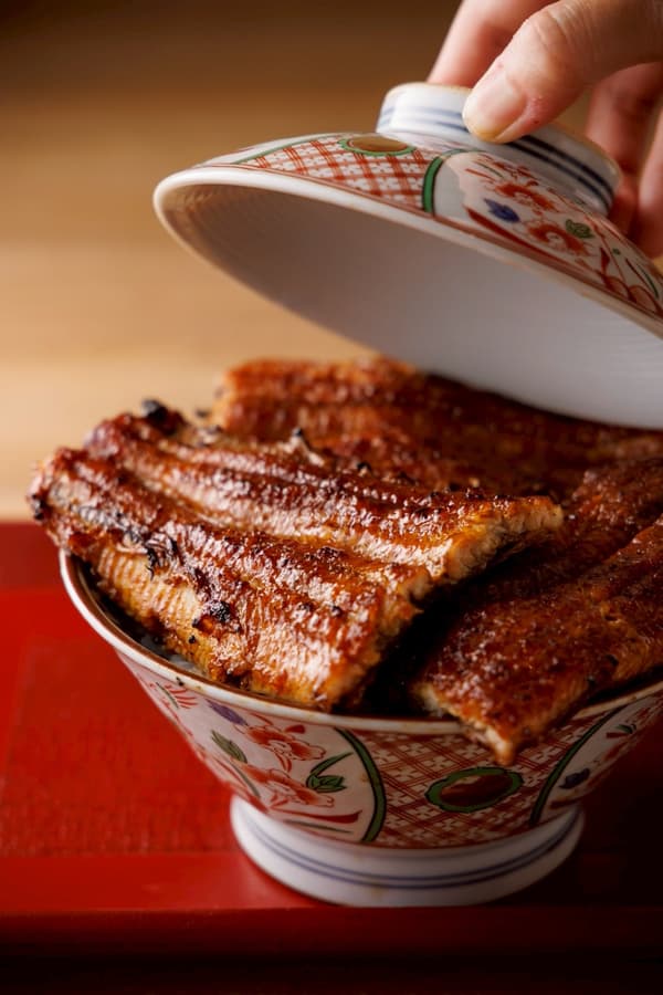 Eel bowl with 1.5 whole eels