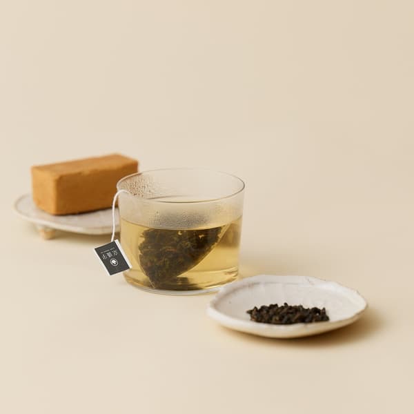 SunnyHills Pineapple Cake and Lightly Roasted Dong Ding Oolong Tea pairing