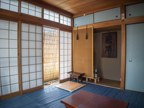 Habitación tradicional japonesa con suelo de tatami
