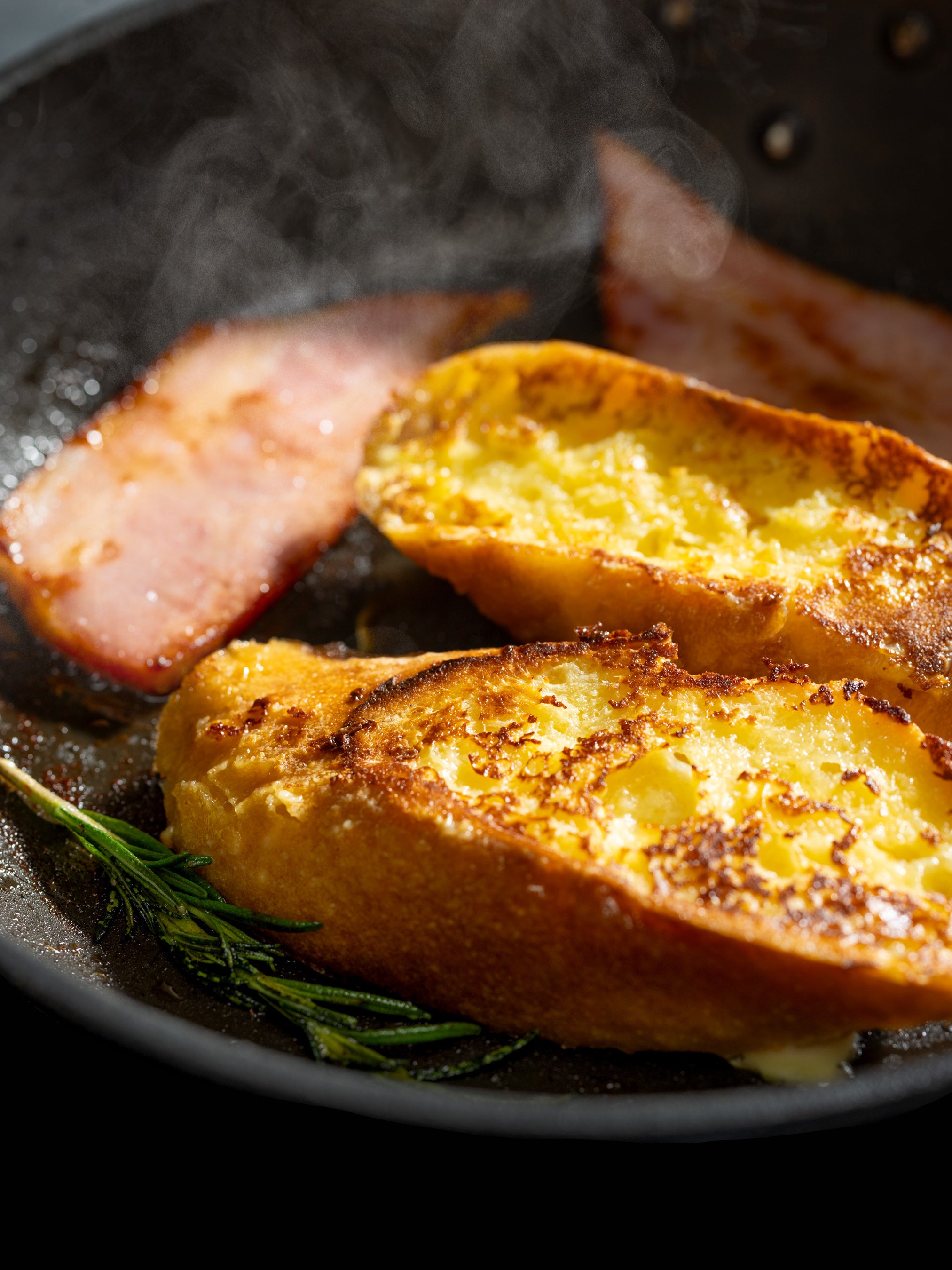 French toast dipanggang satu per satu sesuai pesanan di dapur