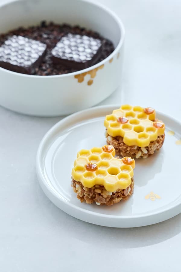 Bee de Chaumet jewelry detail