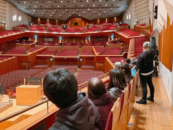 극장 투어에 참여하는 그룹