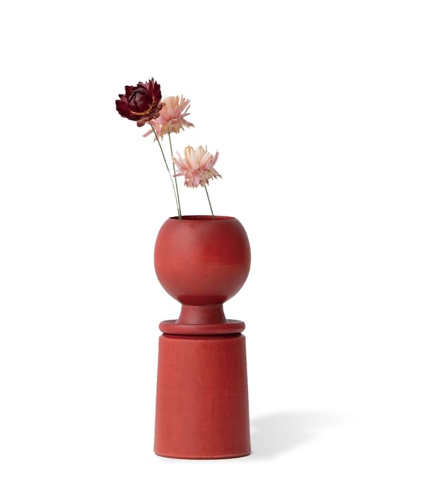 Kokeshi de color rubí intenso similar a la puesta de sol en color «Akeiro» (escarlata)