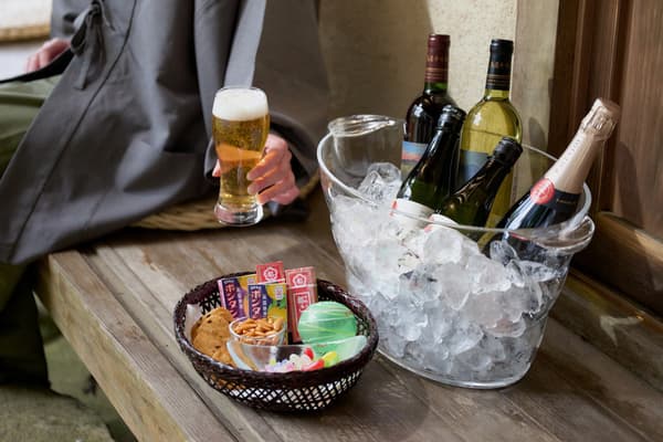 Una selección de bebidas y acompañamientos disponibles para los huéspedes