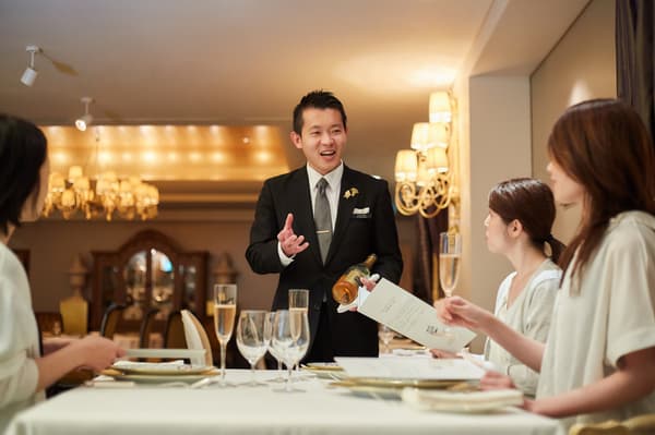 El personal de servicio experimentado proporciona una instrucción cuidadosa