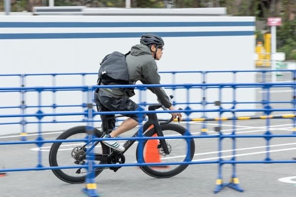 약 150m의 TT 코스는 라이더가 한 번에 한 명씩 주행하는 단방향 코스입니다