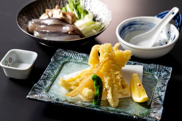 Degustación de tempura y olla caliente del raro pez de aguas profundas «genge» de la bahía de Toyama