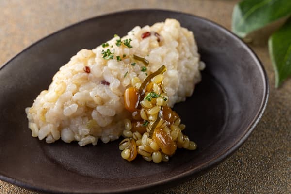 기요야 시마바라 낫토 미소를 곁들인 파르미지아노 레지아노 잡곡 리조또