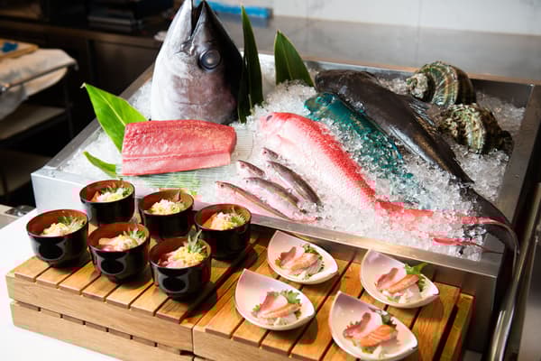 Buffet de cena con atún de Okinawa como sashimi y tazones de mariscos