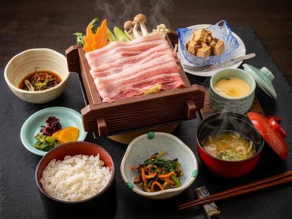 저녁 식사 이미지 – 메인 요리: 죽순 찜기에 쪄낸 돼지고기와 제철 채소