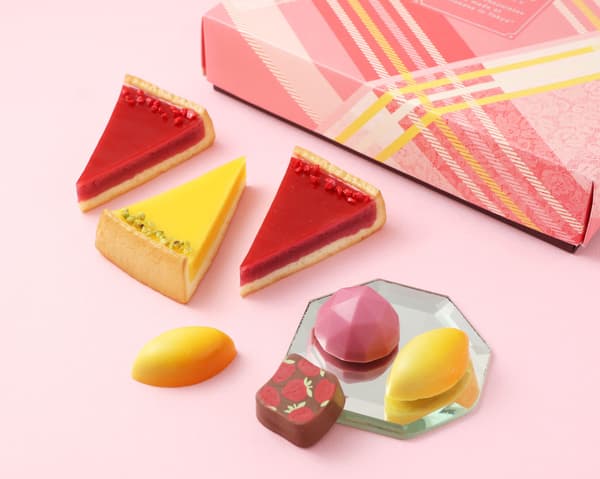 Amaou Strawberry & Setouchi Lemon Chocolat & Tarte ¥1,620 (tax included)