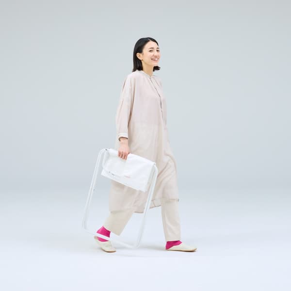 Silla plegada que muestra un perfil delgado